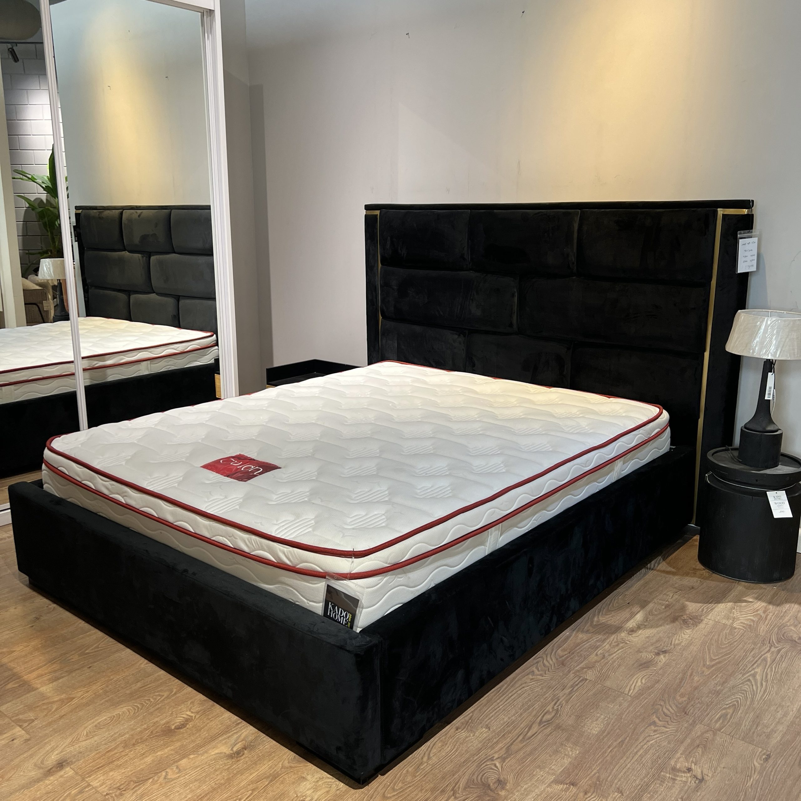 מיטה דגם קוביות שחורה פס מוזהב במבצע מתצוגה מיטה דגם קוביות שחורה פס מוזהב במבצע מתצוגה