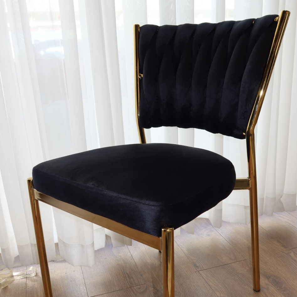 כסא פינת אוכל קלוע רגל זהב קטיפה שחורה דגם מרילין כסא פינת אוכל קלוע רגל זהב קטיפה שחורה דגם מרילין