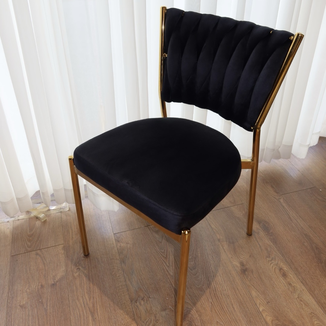 כסא פינת אוכל קלוע רגל זהב קטיפה שחורה דגם מרילין כסא פינת אוכל קלוע רגל זהב קטיפה שחורה דגם מרילין