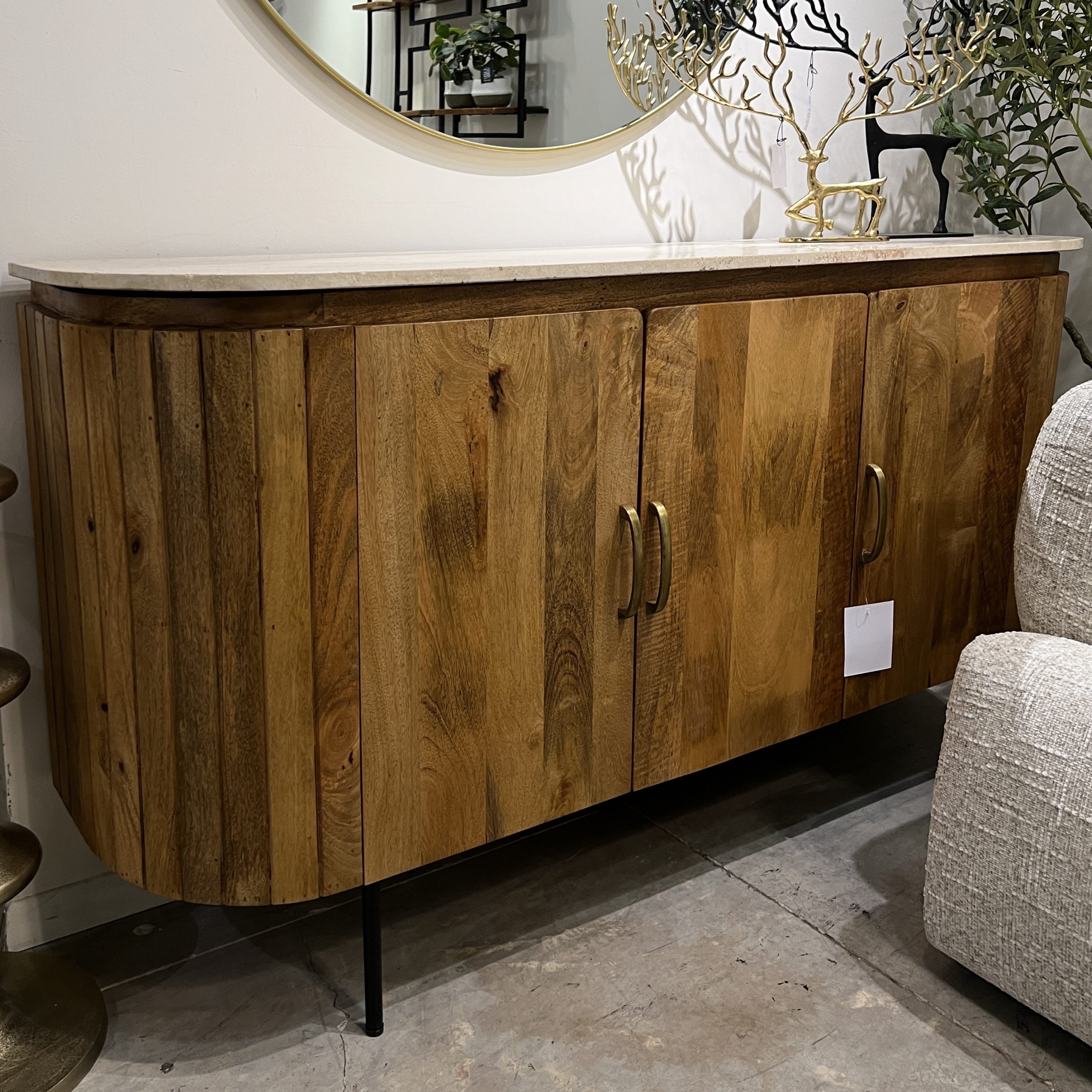 קומודה עץ מעוגלת 3 דלתות טופ טרוורטין דגם סוניל קומודה עץ מעוגלת 3 דלתות טופ טרוורטין דגם סוניל