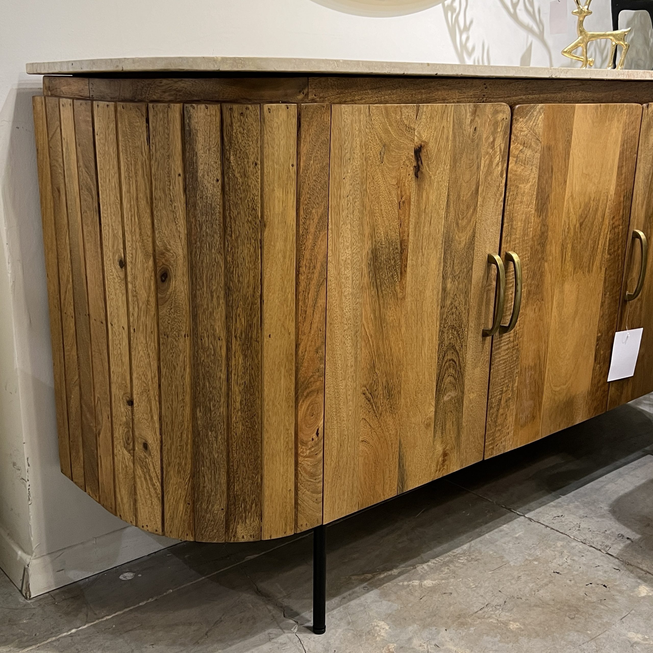 קומודה עץ מעוגלת 3 דלתות טופ טרוורטין דגם סוניל קומודה עץ מעוגלת 3 דלתות טופ טרוורטין דגם סוניל