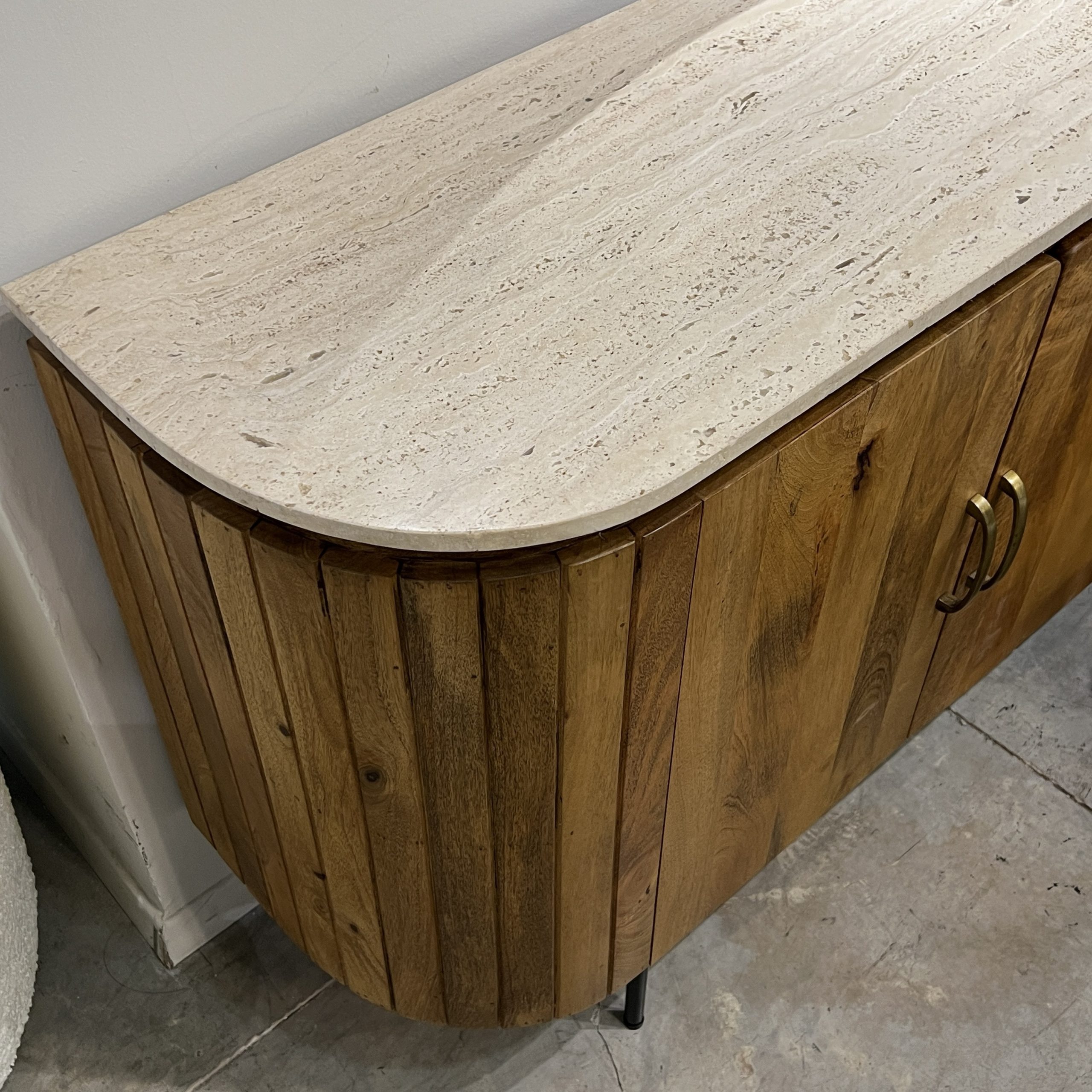 קומודה עץ מעוגלת 3 דלתות טופ טרוורטין דגם סוניל קומודה עץ מעוגלת 3 דלתות טופ טרוורטין דגם סוניל