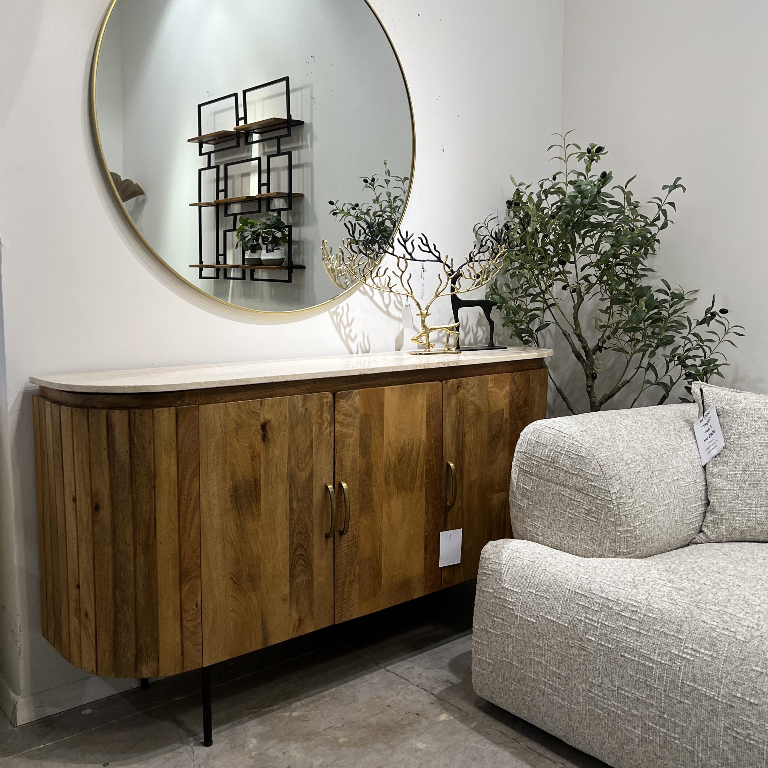 קומודה עץ מעוגלת 3 דלתות טופ טרוורטין דגם סוניל קומודה עץ מעוגלת 3 דלתות טופ טרוורטין דגם סוניל