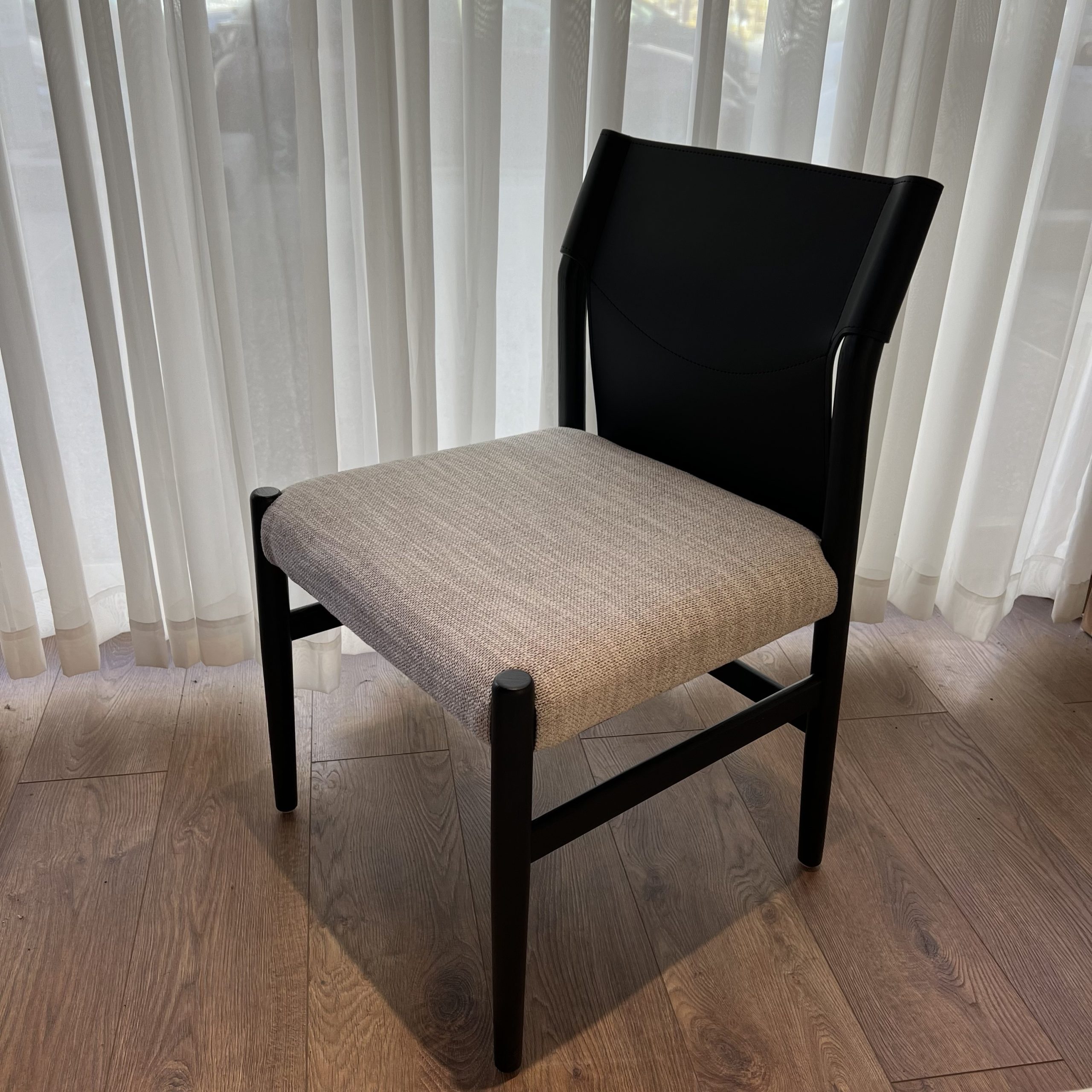 כיסא דומיניק גב עור עץ שחור דגם סופיטל כיסא דומיניק גב עור עץ שחור דגם סופיטל