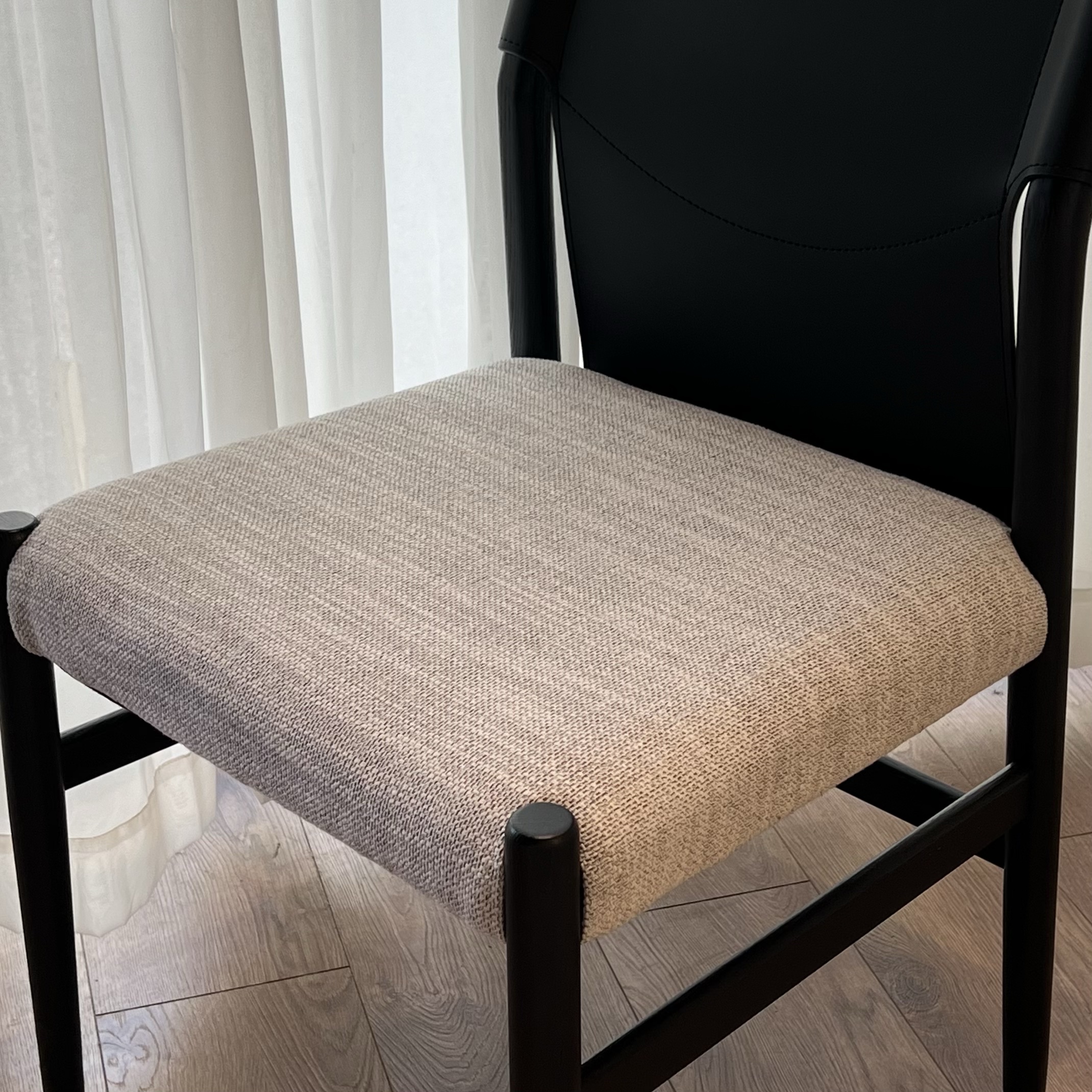 כיסא דומיניק גב עור עץ שחור דגם סופיטל כיסא דומיניק גב עור עץ שחור דגם סופיטל