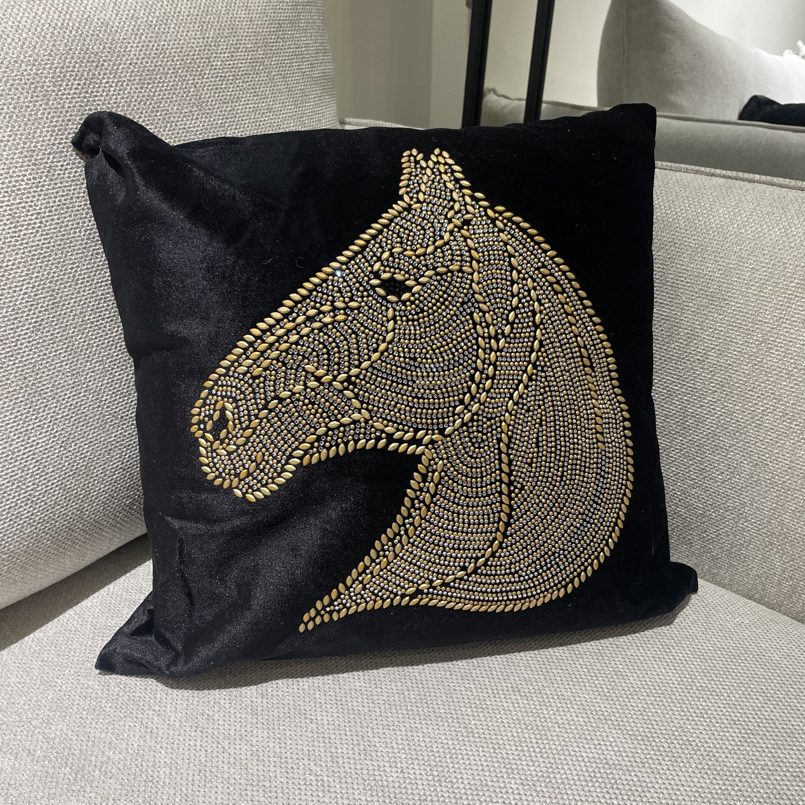 כרית נוי מרובעת דגם יוניקורן בלאק משובצת כרית נוי מרובעת דגם יוניקורן בלאק משובצת