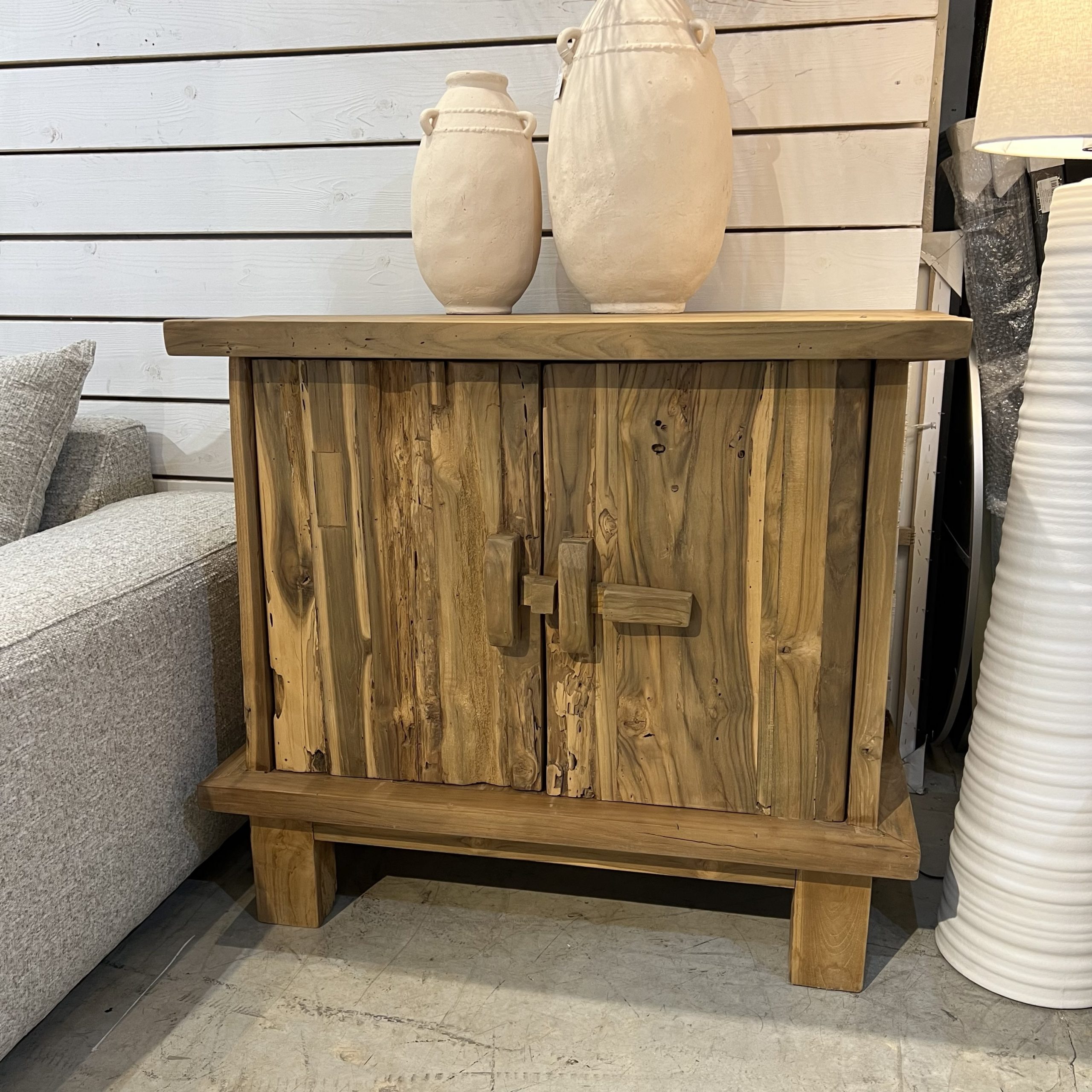 שידה מעץ טיק דגם באלי שידה מעץ טיק דגם באלי