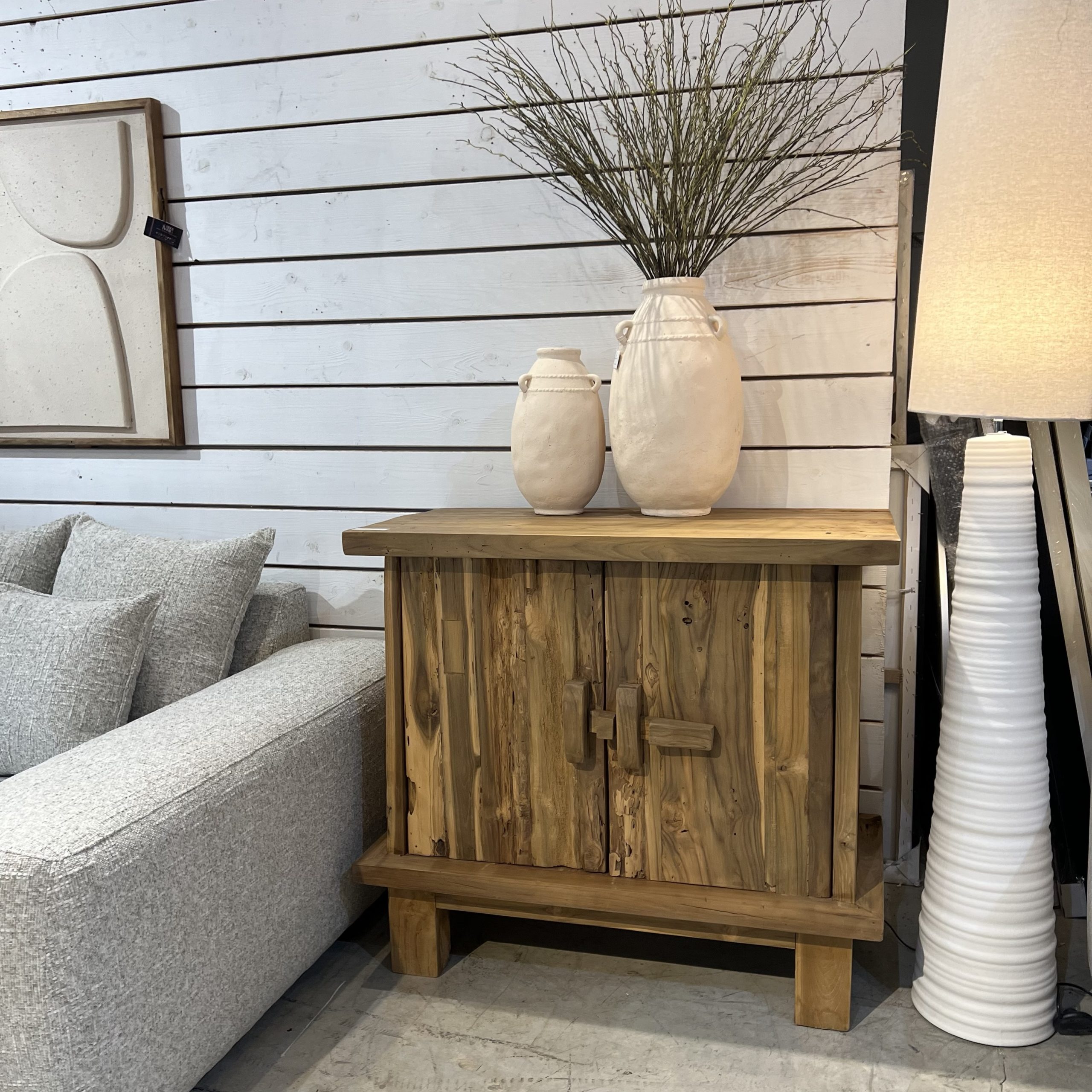 שידה מעץ טיק דגם באלי שידה מעץ טיק דגם באלי