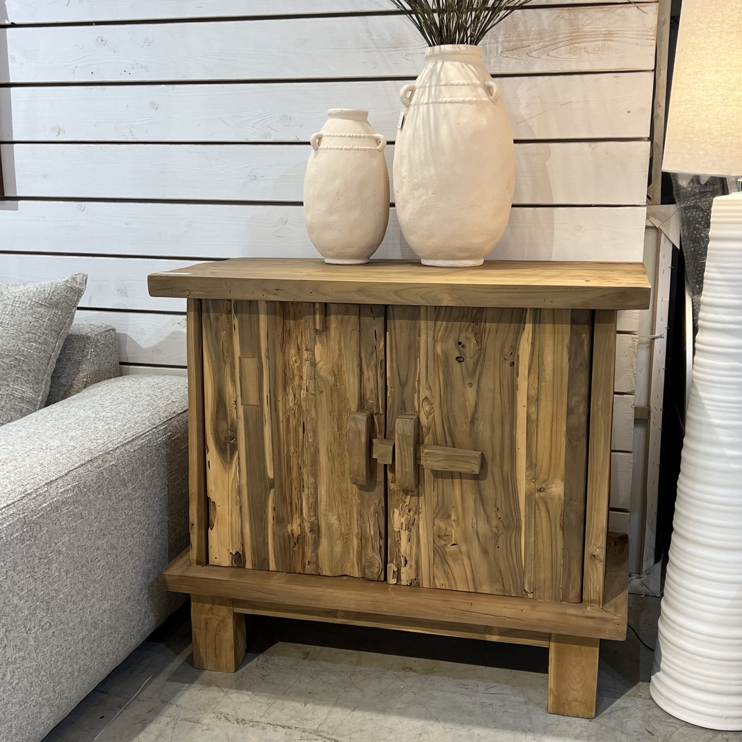 שידה מעץ טיק דגם באלי שידה מעץ טיק דגם באלי