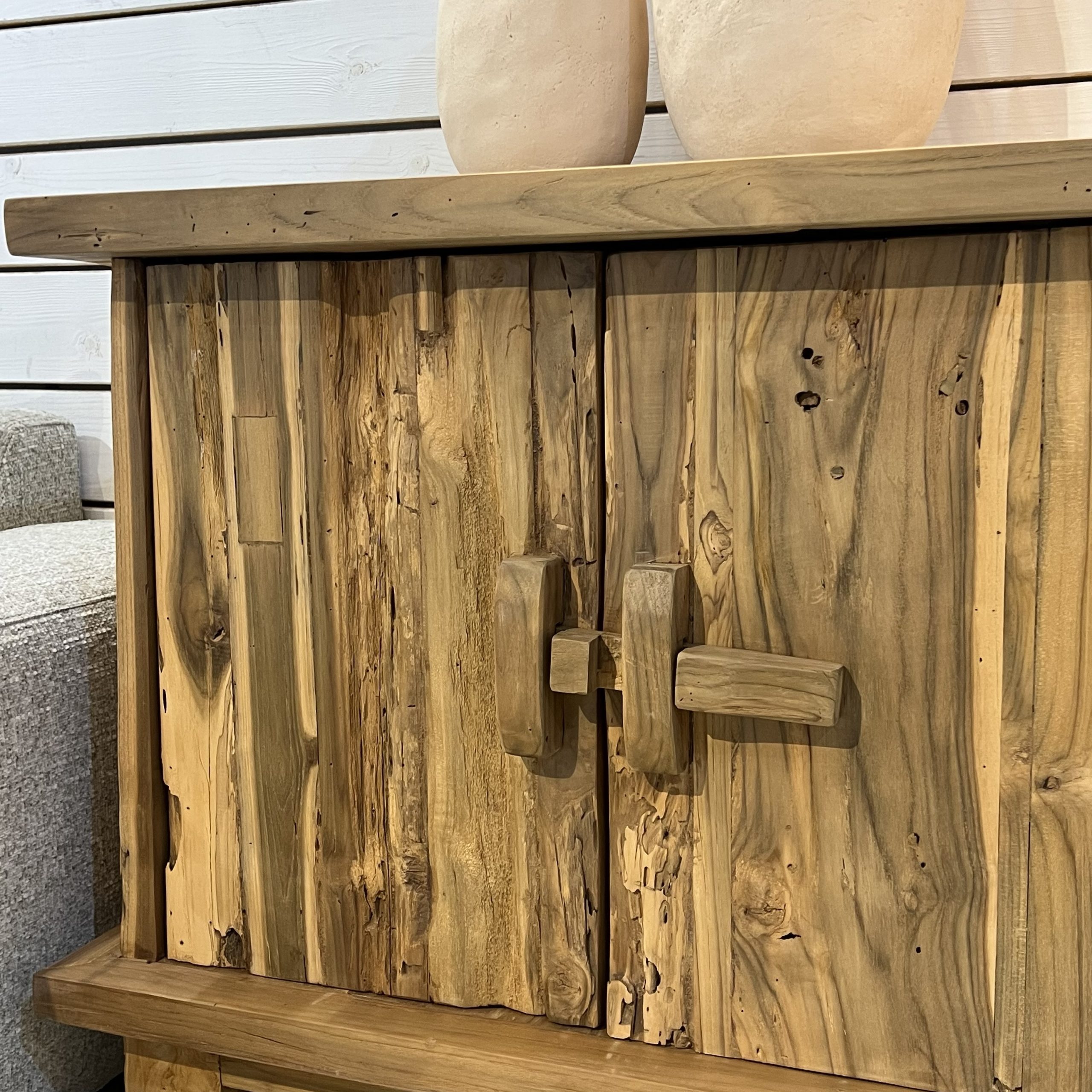 שידה מעץ טיק דגם באלי שידה מעץ טיק דגם באלי