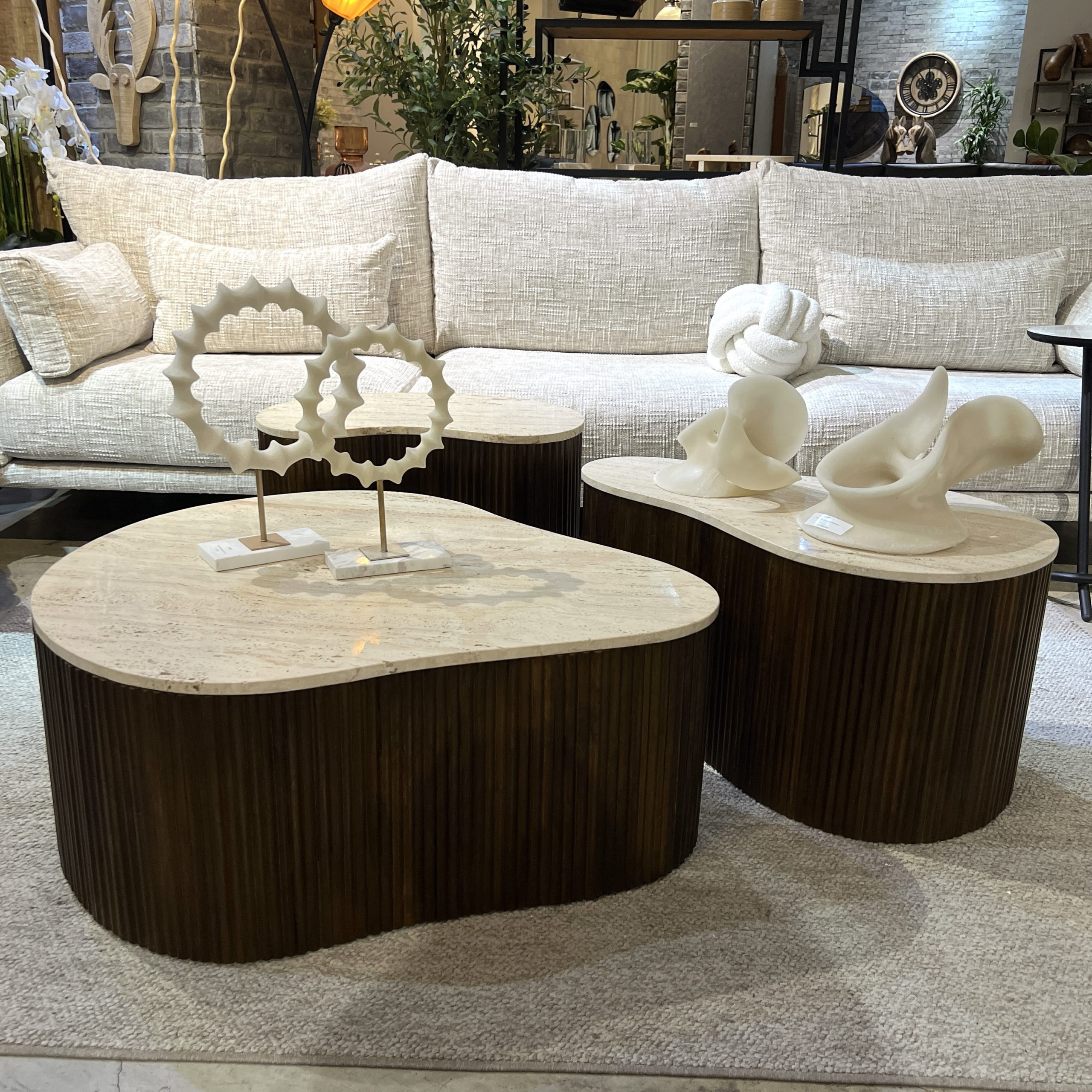 סט 3 שולחנות סלון מעוצבים אמורפי רגל עץ טופ טרוורטין דגם סוניל סט 3 שולחנות סלון מעוצבים אמורפי רגל עץ טופ טרוורטין דגם סוניל