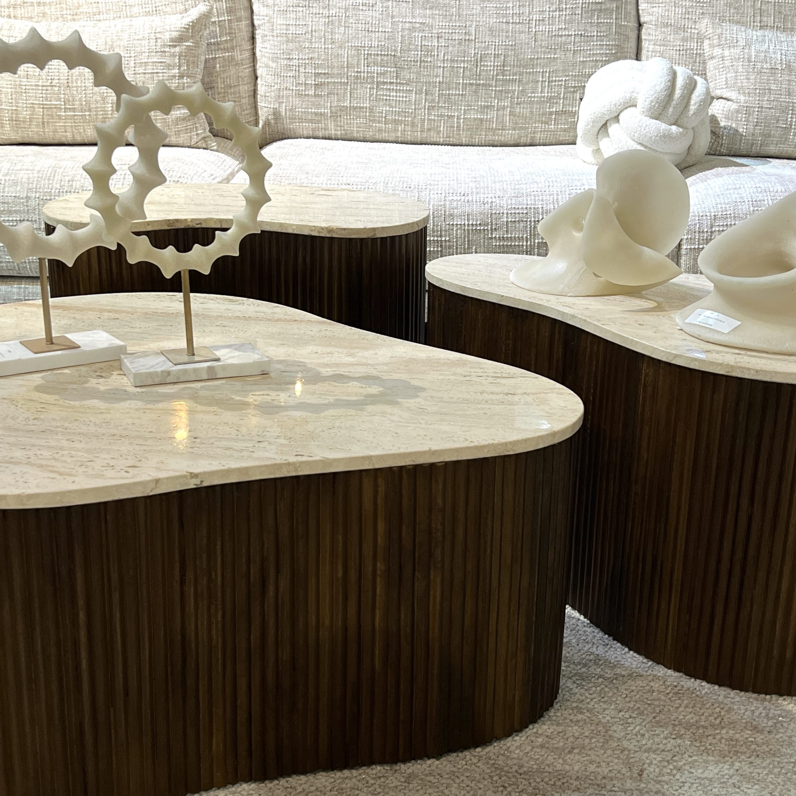 סט 3 שולחנות סלון מעוצבים אמורפי רגל עץ טופ טרוורטין דגם סוניל סט 3 שולחנות סלון מעוצבים אמורפי רגל עץ טופ טרוורטין דגם סוניל