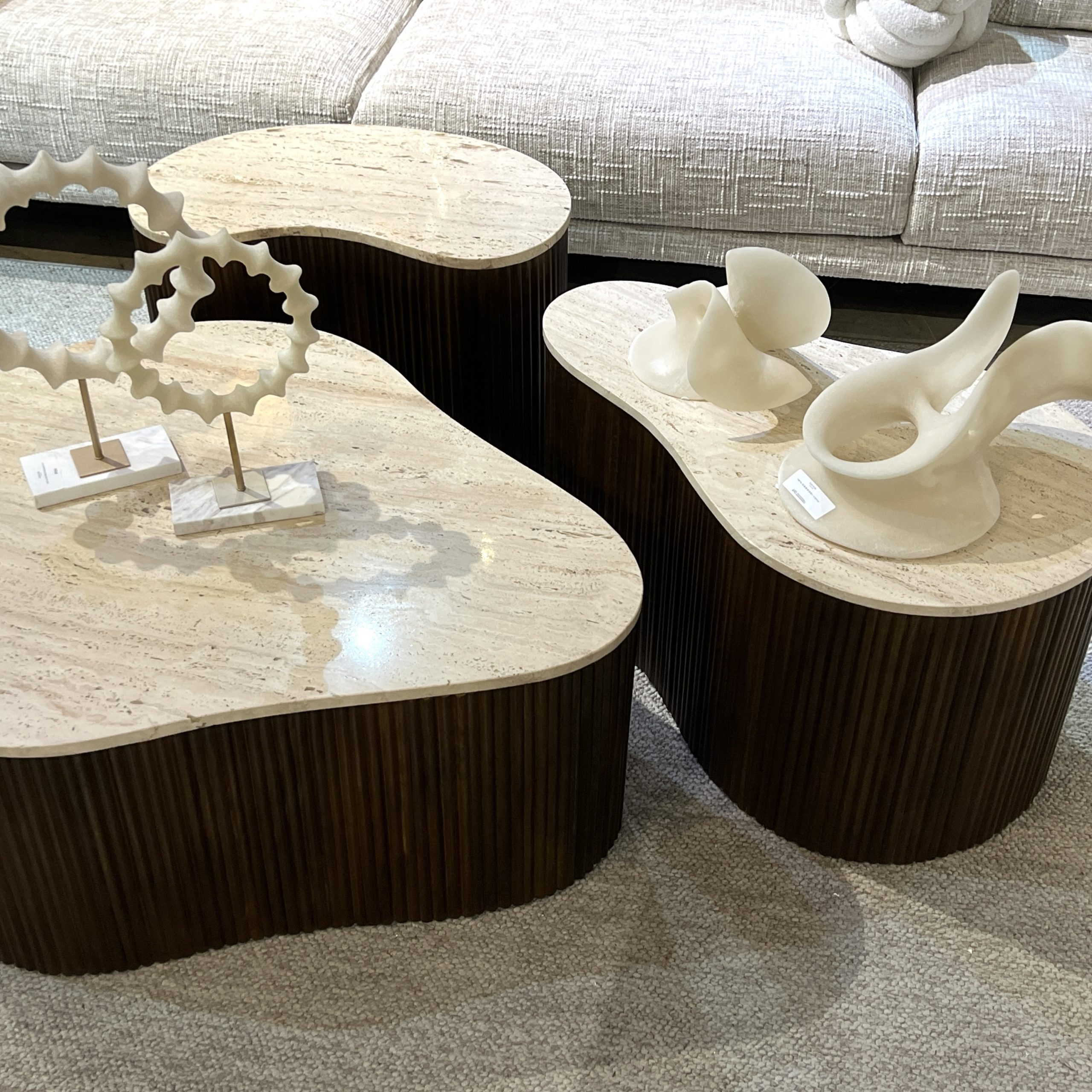 סט 3 שולחנות סלון מעוצבים אמורפי רגל עץ טופ טרוורטין דגם סוניל סט 3 שולחנות סלון מעוצבים אמורפי רגל עץ טופ טרוורטין דגם סוניל