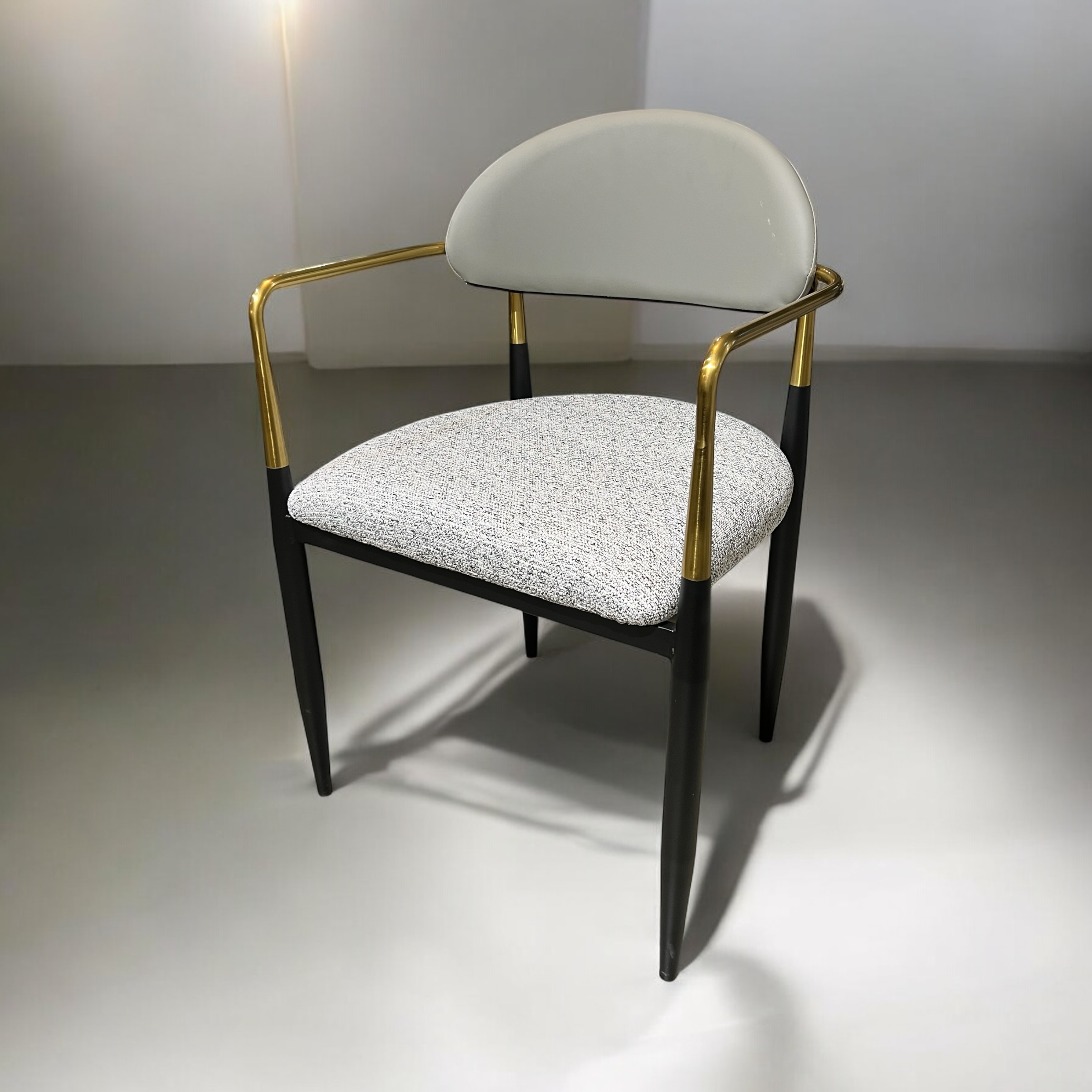 כסא דגם מודרן מנדי ידיות זהב רגליים שחור מושב אריג משולב גב בז כסא דגם מודרן מנדי ידיות זהב רגליים שחור מושב אריג משולב גב בז