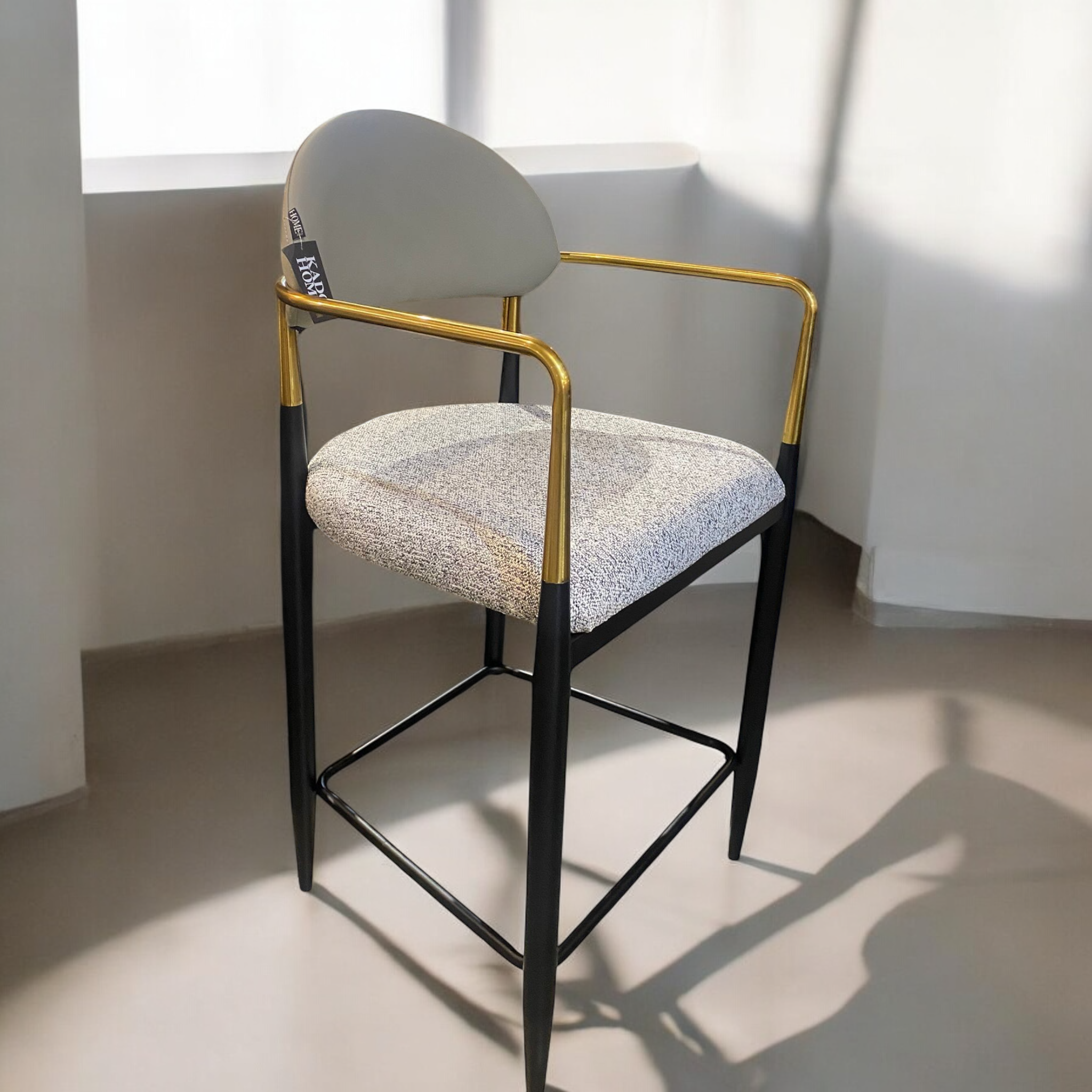 כסא בר דגם מודרן מנדי ידיות זהב רגליים שחור מושב אריג משולב גב בז כסא בר דגם מודרן מנדי ידיות זהב רגליים שחור מושב אריג משולב גב בז